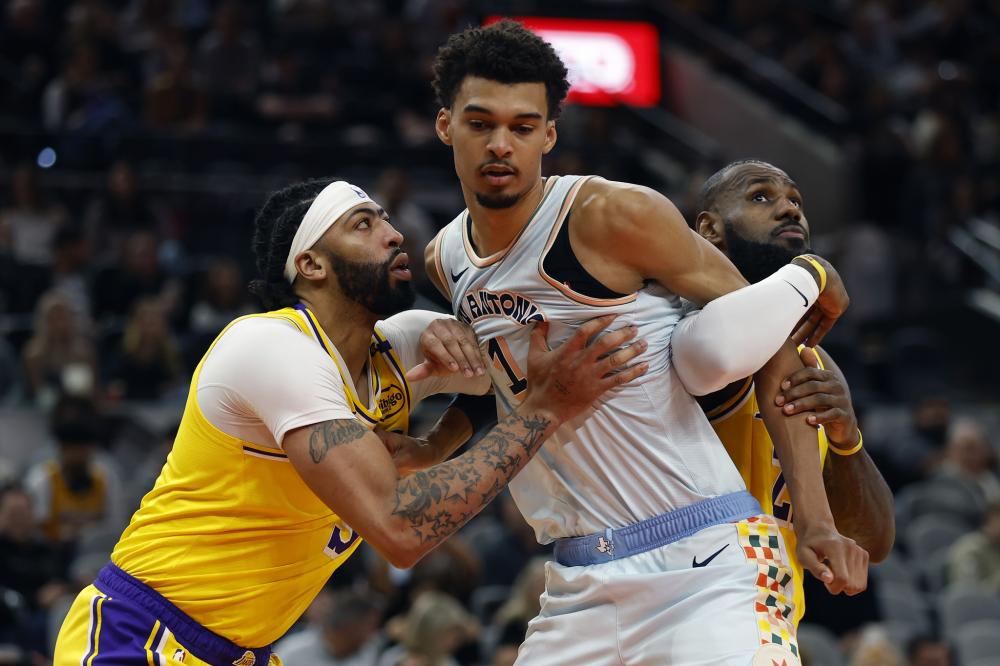 背后折射出 背后折射出