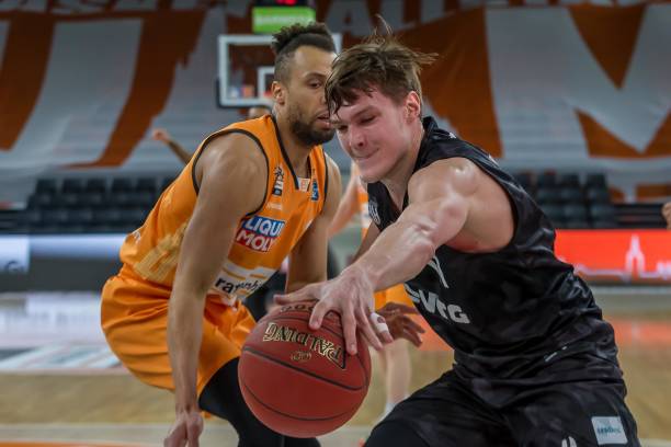 媒体人：泰山队让年轻人看到希望 老带新仍有看头