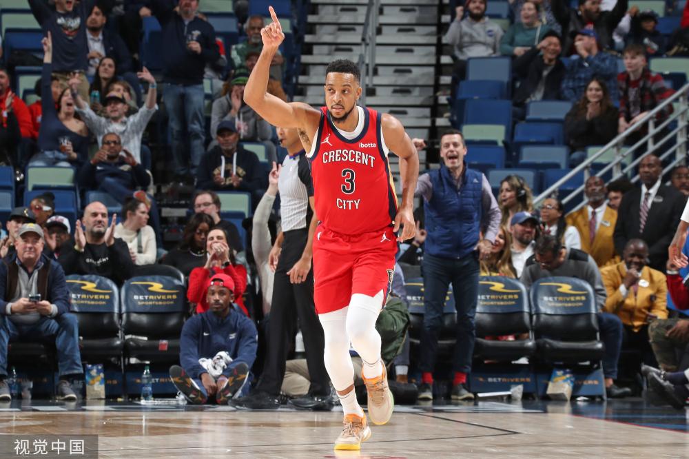 国足逃过一劫！多萨里脚后跟传球，沙特后卫纳瓦夫射门击中横梁.