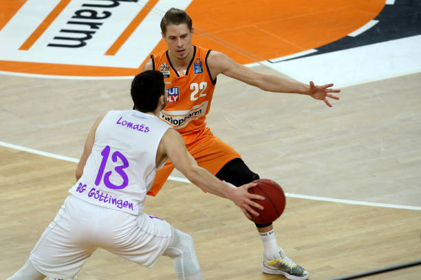 自由式滑雪女子U型场地技巧赛 谷爱凌再夺金牌